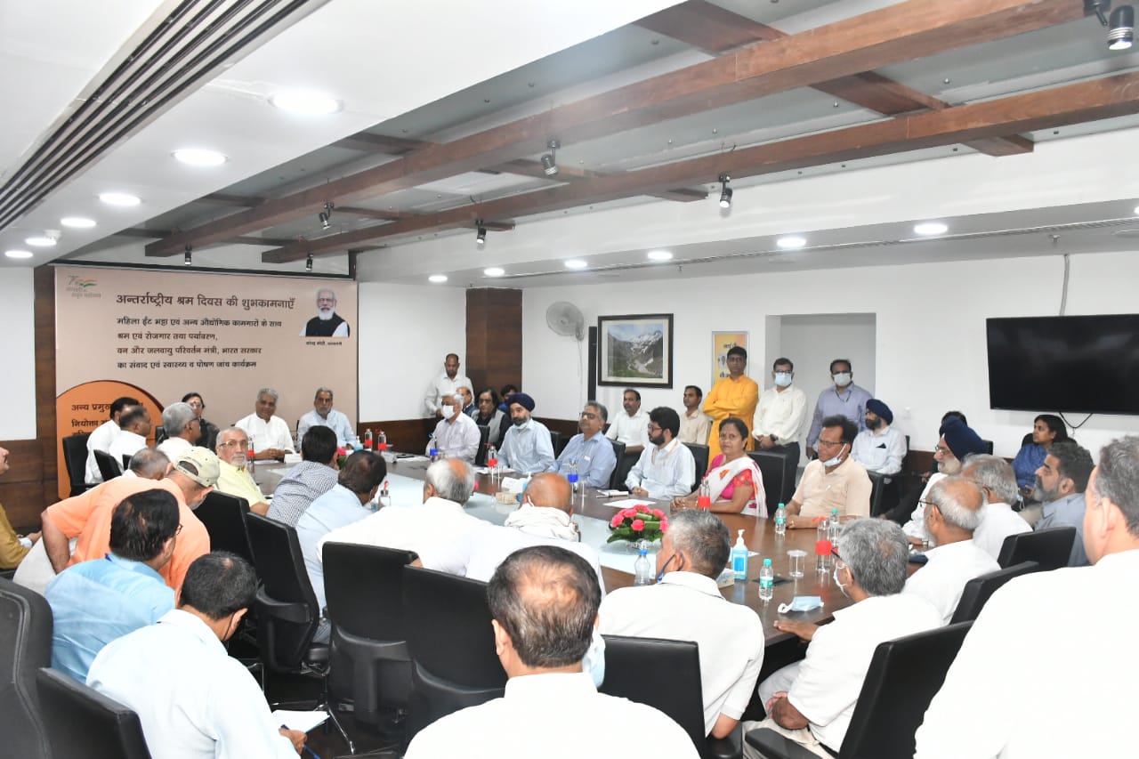 Sh. Bhuendra Yadav, Honourable Minister of Labour and Employment interacting with representatives of Employers Association during Health check up camp.