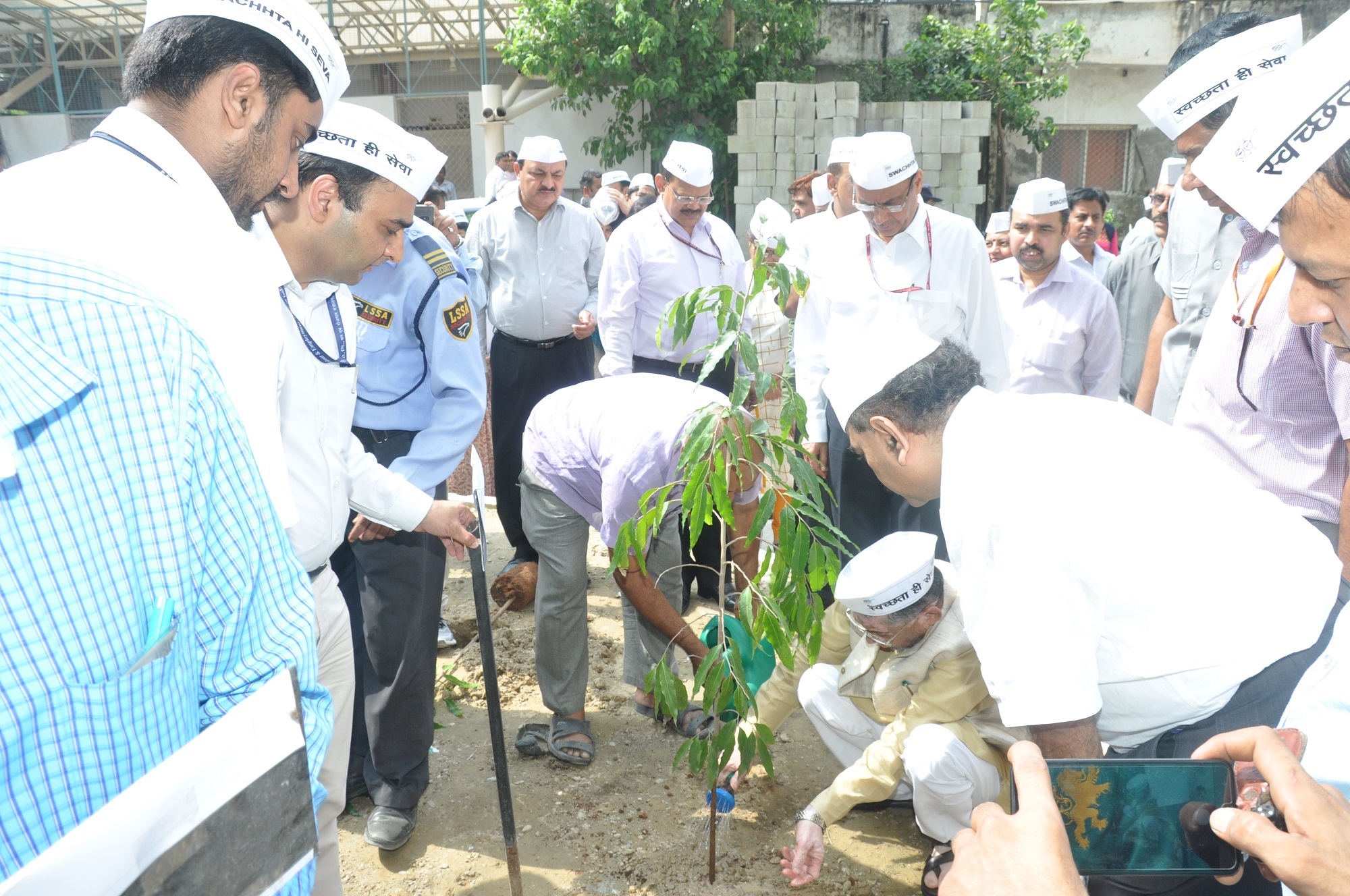 Hon’ble LEM observes “Swachhata Hi Sewa Movement“  at ESIC Model Hospital & PGIMSR, Basaidarapur, New Delhi